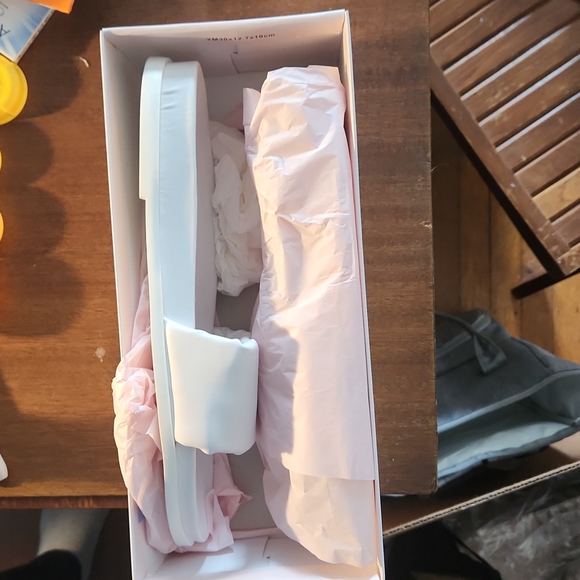 White, just fab slides - Picture 2 of 5